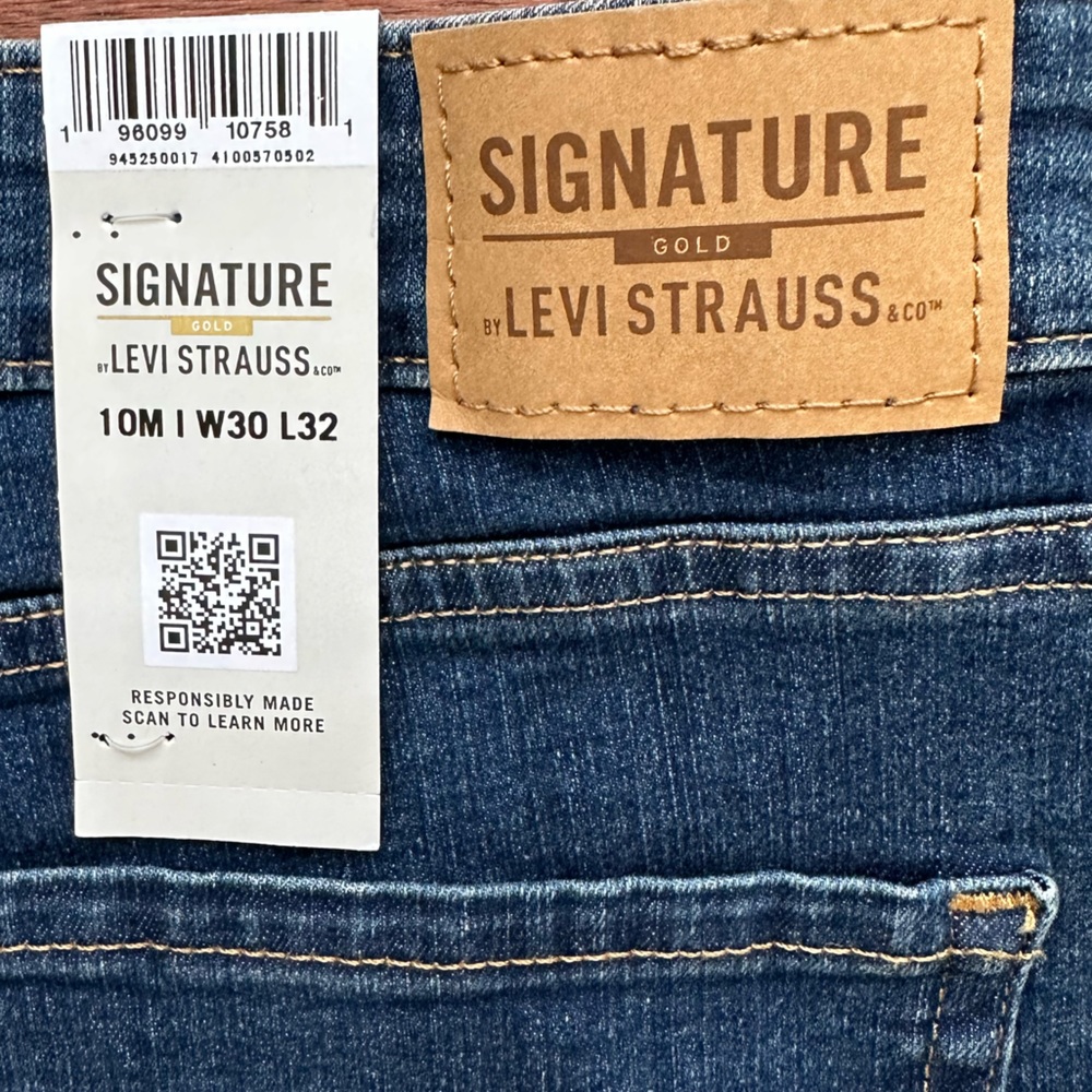 NWT - Levi Strauss Signature Totally Shaping Straight Leg Jeans - Picture 3 of 6